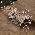 Peigne à cheveux de mariée élégant avec fleurs en tissu rose poudré et perles argent - Rose + Argent