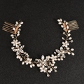 Vite per capelli da sposa con perle bianche e strass su filo dorato con pettini - Oro