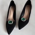 Dettaglio della fibbia in cristallo verde smeraldo su décolleté in camoscio nero - Verde Smeraldo (Paio)