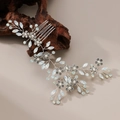 Peine de novia hecho a mano con flores de cristal, perlas blancas y piedras de opale - Plateado