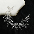Eleganter silberner Brauthaarschmuck mit handgefertigten Perlen und Kristallblumen - Silber