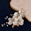 Eleganter Braut-Haarclip mit weißen Harzblumen, Kunstperlen und goldenen Blättern - Gold Handgewebter Stil / Golddraht Weiße Blume