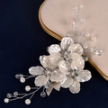 Detailansicht der handgefertigten weißen Blumen-Haarklammer mit Perlen und Kristallen - Silber Handgewebter Stil / Silberdraht Weiße Blume