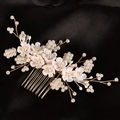 Elegante bruidskam met handgemaakte harsbloemen en witte parels op gouden metaaldraad - Goud