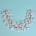 Dettaglio dell'accessorio per capelli con perle di cristallo rosa intrecciate a mano e oro - Rosa proteina