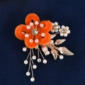 Détail d'une barrette fleur en peluche orange avec glands en perles et feuilles dorées - Orange avec Gland