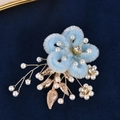 Épingle à cheveux fleur en peluche bleu clair avec perles blanches et feuilles dorées - Bleu clair