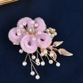 Détail d'une épingle à cheveux fleur en peluche violette avec perles et feuilles dorées - Mauve Clair