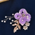 Détail de la pince à fleurs en velours violet avec perles, cristal et feuilles d'or - Violet foncé