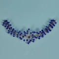 Dettaglio del tralcio per capelli da sposa con perline blu scuro e filo d'argento - Blu Reale