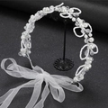 Elegante fascia da sposa con perle bianche e perline di cristallo su fondo scuro - Bianco