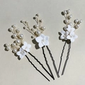 Dreiteiliges Braut-Haarnadel-Set mit weißen Keramikblumen und Kunstperlen auf Golddraht - Schwarz
