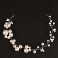 Tocado de novia tipo vid con perlas blancas y alambre plateado sobre fondo negro - Línea Plateada