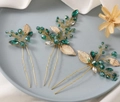 Detalle de horquillas de novia hechas a mano con hojas verde esmeralda y oro - Dorado con circón verde