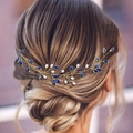 Dettaglio di un tralcio per capelli da sposa dorato con cristalli blu e perle eleganti - Blu zaffiro