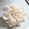 Pince à cheveux fleur de mariée champagne avec pétales en tissu et perles blanches - Jaune