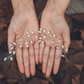 Vite per capelli da sposa fatta a mano con perle bianche e strass su filo d'argento - Argento