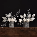 Détail de peignes à cheveux de mariée avec feuilles argentées, perles et cristaux - Paire (Gauche et Droite) / Argent