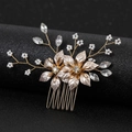 Pettine sposa con fiori oro champagne, perle e cristalli su elegante sfondo scuro - Oro