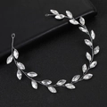 Elegante diadema de plata con hojas de cristal marquise sobre fondo oscuro - Plateado