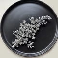 Barrette de mariée argentée avec perles de cristal sur fond texturé noir - Argenté