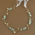 Detalle de diadema nupcial con cuentas de mariposa azules y perlas blancas en hilo oro - Verde