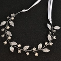 Elegante bruidshaaraccessoire met zilveren bladeren en parels op zwarte achtergrond - Zilver
