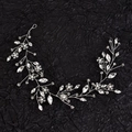 Dettaglio di accessorio per capelli da sposa in argento con cristalli e perle sintetiche - Argento