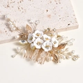 Bruidshaarkam met witte bloemen, parels en gouden bladeren voor een elegante bruiloft - Gouden Draad
