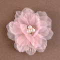 Detalle de peineta para el pelo con flores de tela rosa perlas y pequeños brillantes - Rosa