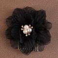 Vue détaillée du peigne à cheveux avec fleurs noires en tissu et perles élégantes - Noir