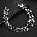 Elegante fascia da sposa con cristalli e perle su sfondo nero strutturato - Argento