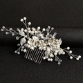 Dettaglio pettine da sposa con perle fatte a mano e petali di fiori in cristallo - Argento