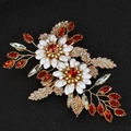 Detail van vintage haarklem met witte emaille bloemen en smaragdgroene strassteentjes - Rood
