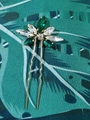 U-shaped hair pin with emerald green crystals and gold metal leaf design - Green Sharp Claw Style