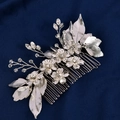 Eleganter Braut-Haarkamm mit silbernen Blumen und Kristallen auf dunkelblauem Grund - Silber