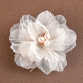 Detalle del peine para el pelo con flores de tul blanco, perlas y pedrería - Beige