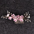 Detailansicht von rosa Stoffblumen und Perlen auf einem goldenen Braut-Haarkamm - Lavendel