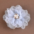 Détails du peigne à cheveux de mariée avec fleurs en tissu blanc et perles nacrées - Bleu