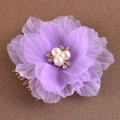 Detalle de la peineta nupcial con pétalos de flores de tul morado y perlas centrales - Morado