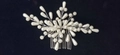 Peigne à cheveux de mariée fait main avec perles blanches et fil argenté sur fond noir - Style Perle Étoile Radiante (TS2372-8)