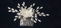 Peigne à cheveux de mariée avec fil d'argent, fleurs en résine et perles blanches - Style Radiant Pétale de Résine (TS2372-9)