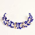 Detalle de la diadema de hojas doradas con cristales azul real para bodas real - Oro-Azul Real