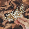 Elegante pettine per capelli da sposa dorato con cristalli e perle per acconciature - Versione Castone a Griffe / Oro