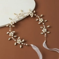 Detalle de tocado de novia con perlas blancas, cristales y filigrana de flores doradas - Dorado