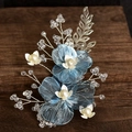Squisito fermaglio per sposa con petali blu, perle bianche e foglie argentate per matrimoni - Argento