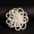 Handgefertigte 3D-Perlen-Blumenhaarklammer für Braut-Hochzeitsaccessoires auf Schwarz - Weiß