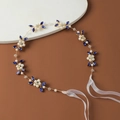 Primer plano detallado de cinturón de novia hecho a mano con strass azul y perlas - Azul Real