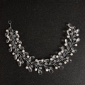 Vigne de cheveux de mariée argentée avec perles blanches et cristaux sur fond noir - Argent (Style 5)
