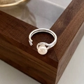 Elegante anello a doppio strato in argento con perla su espositore in legno - Aperto Regolabile / Stile Argento con Perla